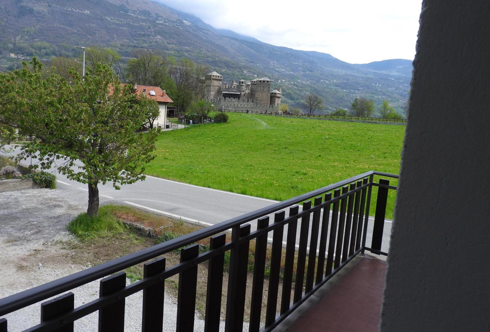 Vue Du Chateau Villa Fenis Exteriör bild