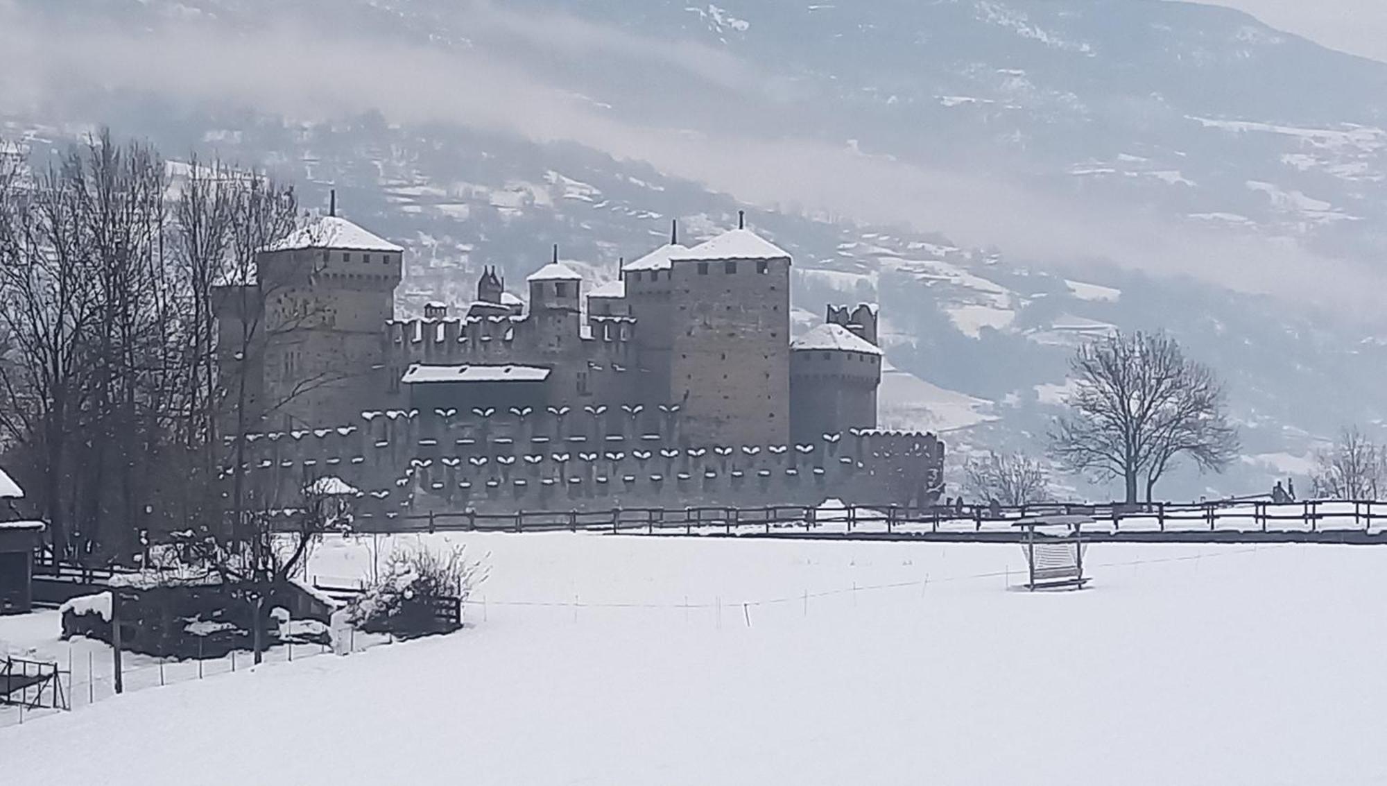 Vue Du Chateau Villa Fenis Exteriör bild